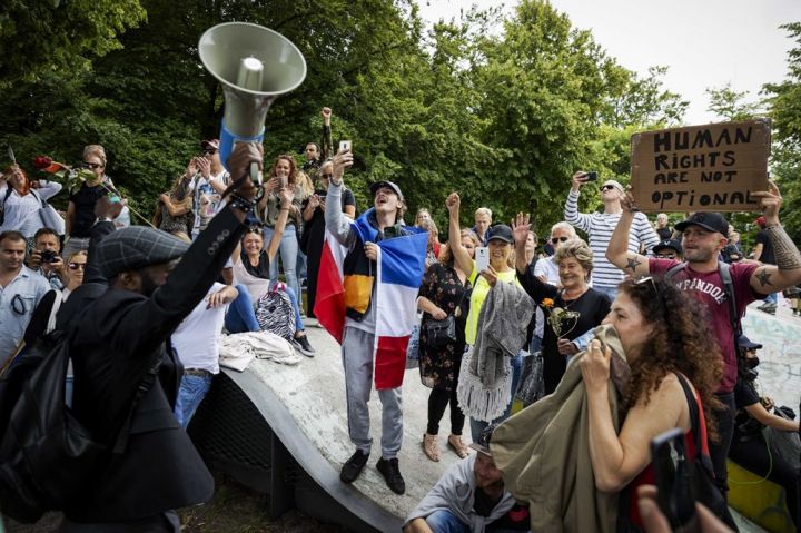 Hollandiyada koronavirus məhtudiyyətlərinə etiraz edildi