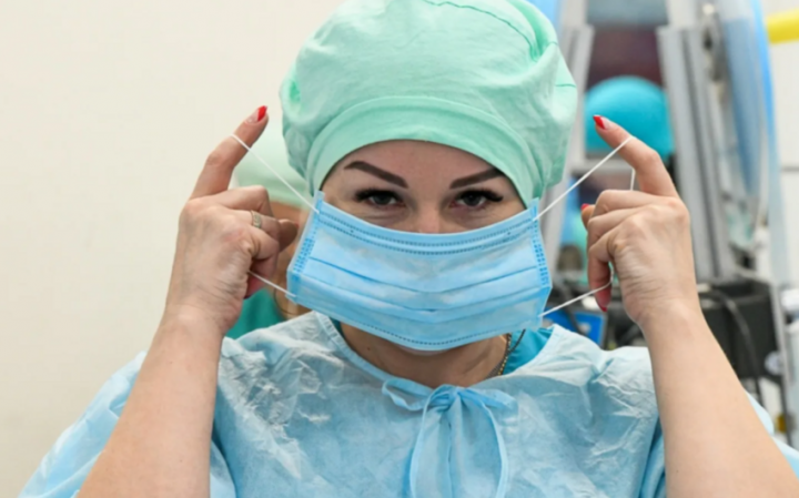 Alimlər: "Omikron" ştamı koronavirusa təkrar yoluxma riskini üç dəfə artırır