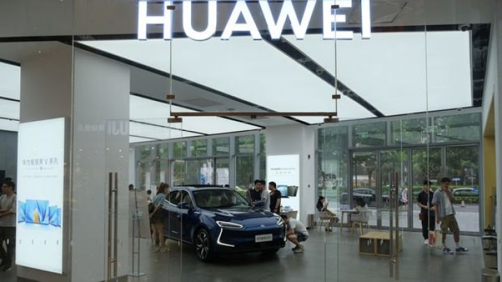 Huawei ilk elektrikli avtomobilini təqdim etdi - TESLA-DAN UCUZDUR