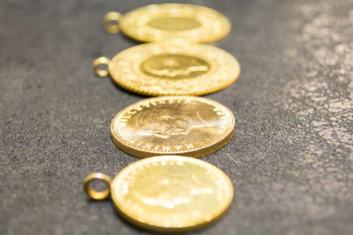 Qızılın qiyməti, güclənən dollar ilə 2 ayın ən aşağı səviyyəsinə düşüb