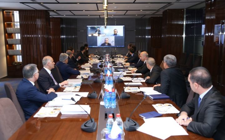 Dövlət şirkətinin yeni strategiyası üzrə mümkün ssenarilər müzakirə edilib