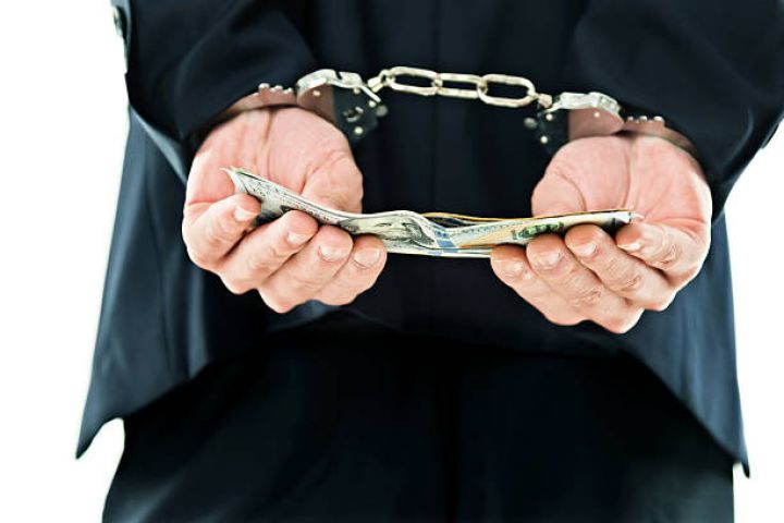 Gömrüyün daha bir vəzifəli şəxsi tutuldu  - 55 minə 400 avtomobil qanunsuz rəsmiləşdirilib