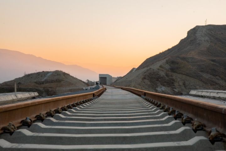 Azərbaycanın əsas hissəsini Naxçıvan ilə birləşdirəcək dəmiryol xəttinin tikintisi 63% tamamalanıb