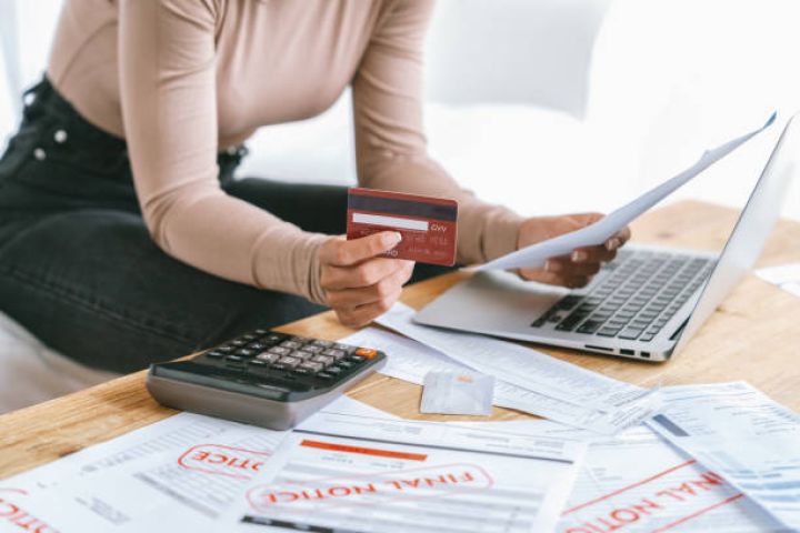 Əhalinin kredit kartı ilə borclanması məhdudlaşdırıldı