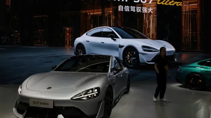 Xiaomi SU7 Ultra yandı, qapıları açılmadı — şirkətin səhmləri 9% ucuzlaşdı