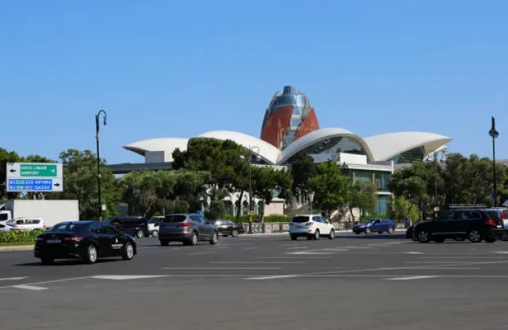 Azərbaycanda hər 100 ailəyə 65 şəxsi minik avtomobili düşür