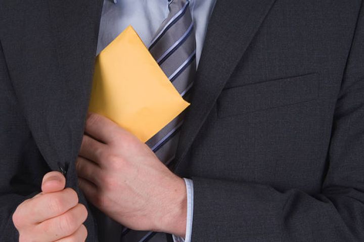 Korrupsiya barədə məlumat verən işçiyə təzyiq edilməsi qadağan olunur