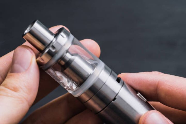 Küçələrdə, ictimai yerlərdə elektron siqaret çəkənlər cərimələnəcək